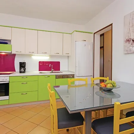 Holiday home Stunning In With Kitchen Sucuraj