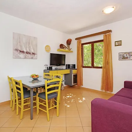 Holiday home Stunning In With Kitchen Sucuraj